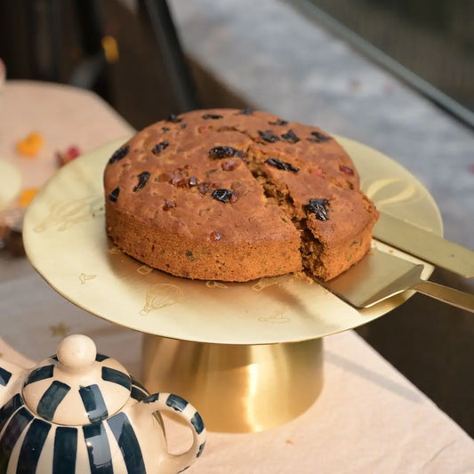 Pure Brass Cake Stand – Laser-Etched Hot Air Balloon Design | Luxury Dessert Stand for Parties, Weddings & Festive Serving The confetti tree