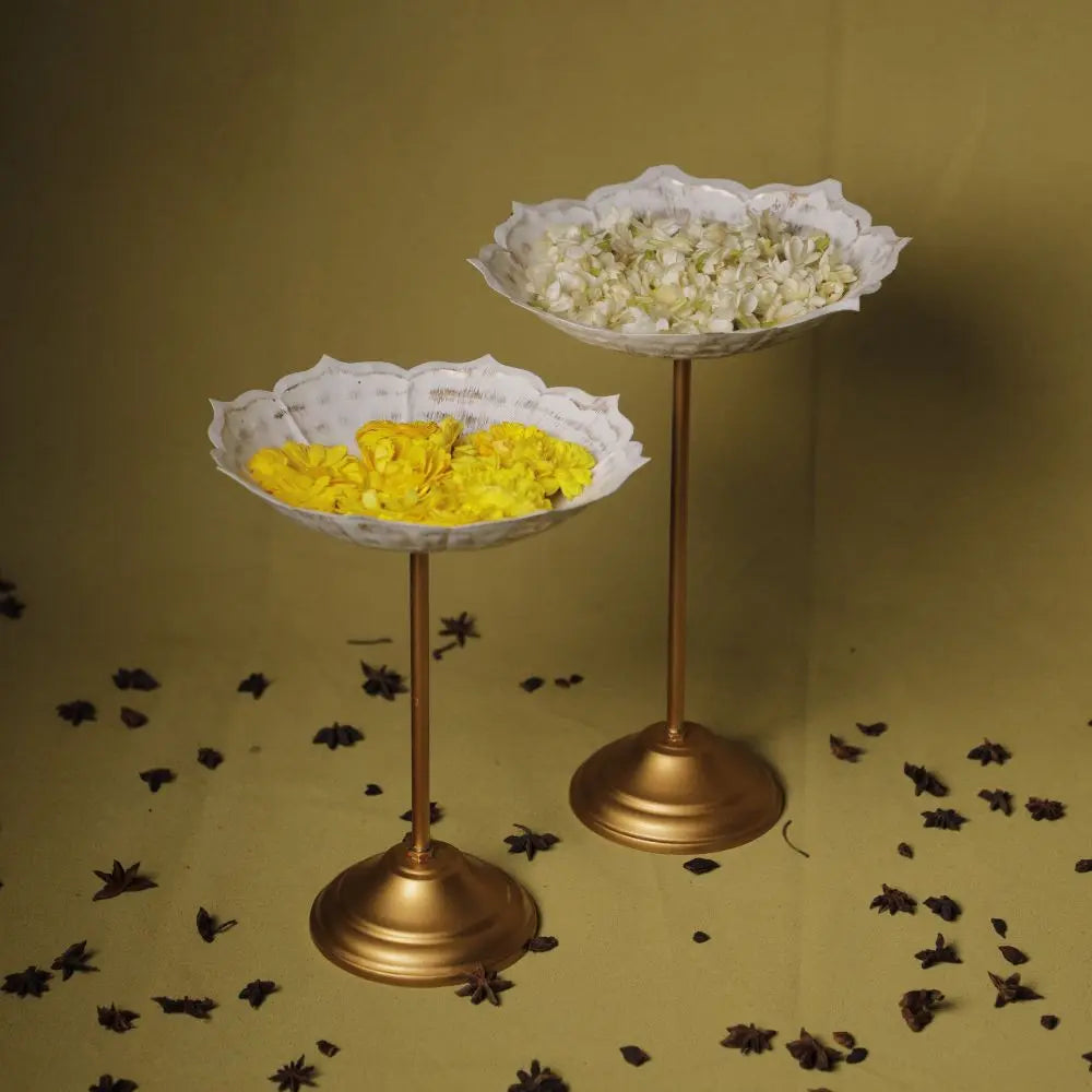Handcrafted Scalloped Pedestal Urli Bowl – White & Gold The confetti tree